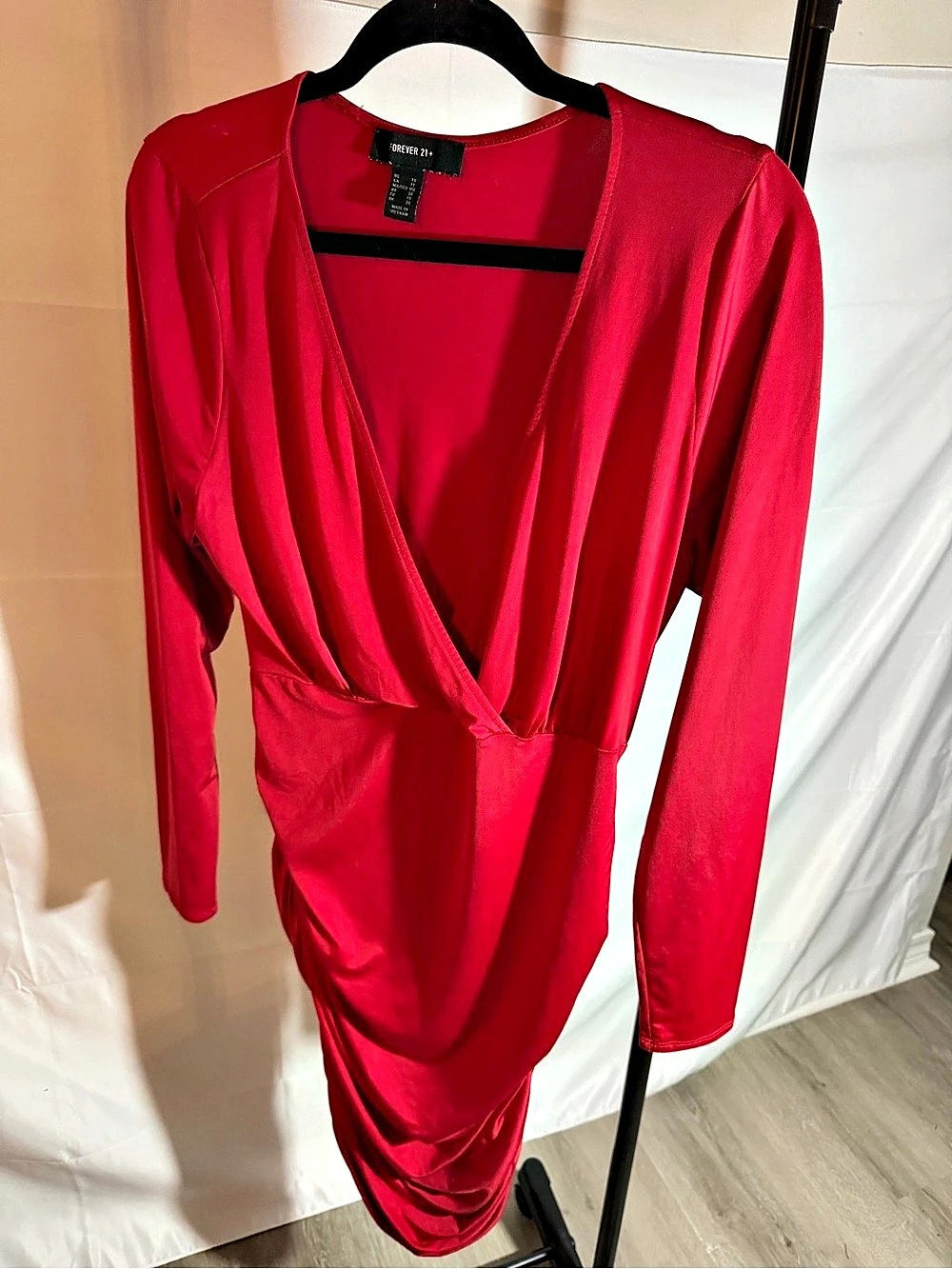 Forever 21 Ruched Midi Dress in Red Size Medium